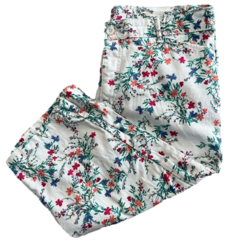 Saint John’s Bay White and Floral Patterned Capri Pants SizeL8